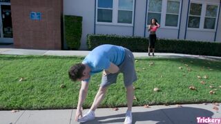 Demi Sutra szexy csavart tánccal csábítja Sam Shock izmos farkát