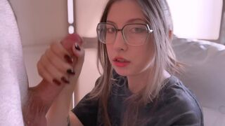 A lusta gamer fiatal orálozza a fazsat és mellkasába vesz duggást