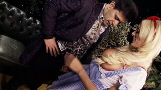 Semmi nem tesz boldogabbá e vékony gigantikus cickós lányt, mint ha farkon lovagol