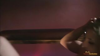 Világos Szőke csaj megszívja a gigászi fekete farkat anal pásztoróra közben