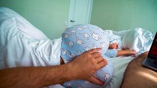 Nevelő hugocska felébred és segít a testvérnek élvezni a pornó nézése közben – beleélvezéses hancúr