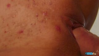 Nagyméretű valagú vörös tinédzser ugrál kíméletlen fészen mélytorok oboázás után