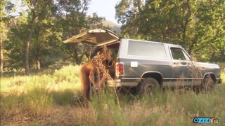 Világos Szőke milf a vadonban szétnyitja a valagát és nyeli a méretes rúdja misszionáriusban