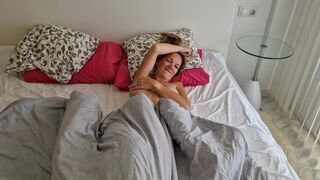 Bombázó pasas megbassza a haver feleségét, miután az lelépett, és pov videót készít neki