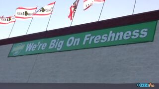 Világos Szőke szenvedélyes kis csaj punciját zúzzák a fürdőszobában