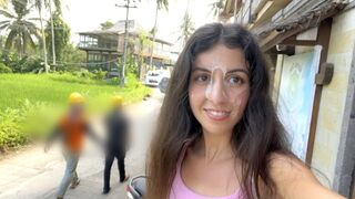 Aranyos fiatal csaj nyaldossa a hamburgerét az arcára fröccsent ondó közben közkifőzdében