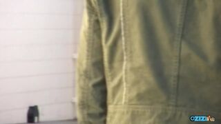 Kisbusás kéjnő kufircolja magát idegennel nyilvános vécében