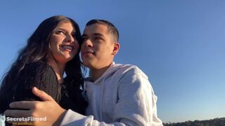 Tüzes tinder fiatalasszony a parkban, aki nem törődik semmivel