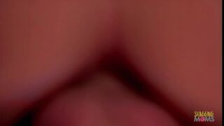 Angyali szárnyú maca szétrúgja magát műfasszal, aztán kefélik szűk seggnyílását