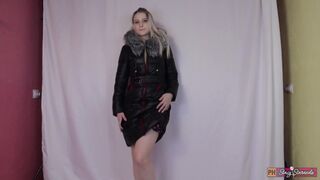 Tinilány dögös tánca vastag kabátban