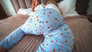 Nyitott ajtónál pornót nézve csábítja a nevelő apját a kicsike repedtsarkú lánya