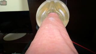 Pasi készen nyögve basz műpuncit telélézésig