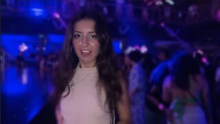 Szarvas kis csaj egyezett meg a klub wc-jében történő vad dugásba