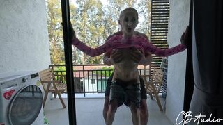 Megbasztam ezt a ribancot a verandán és telelőttem az arcát