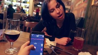 Megszegtem mostohahúgom rezgetőjét a bárban, hogy nyögve élvezzen el