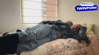 Dupla örömlány lezbi szeretkezik bőr kabátban és csizmában