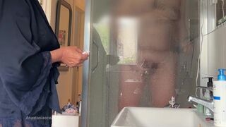 Férjem a zuhany alatt kapott el, és verte a farkát rám nézve