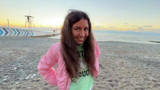 Utcai szépség leszopja le a farkam és megdugjuk a lucskos zuhanyban