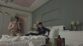 Korosodó férfi megdugja a dupla aranyos kisfiút a partin