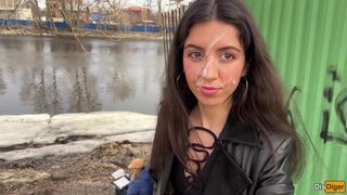 Spermafriss kiscsaj sétál a parkban, arcán a forró fröccsenéssel