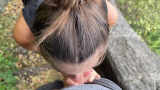 Mélytorok cidázás nyilvánosan, és lenyeli a spriccet