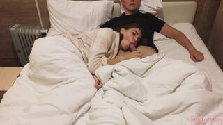 Kívánatos fiatal orálozza farkát filmnézés közben otthon