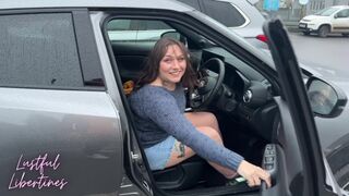 Koros milf házastárs teleélvezve telefonálás közben a férjével