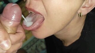 Amatőr idős milf erőszakos szopással telelövi a száját és arcát