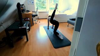 Tinédzser fitnesz kisasszony ujjazza magát, majd keményen megbasszák