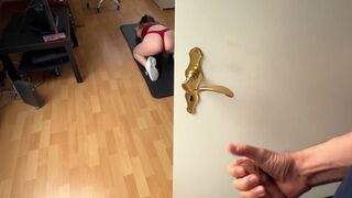 Diáklakásban villantott fasz: egy izgató iskolás csajszi nem tud ellenállni a hardcore farkamnak