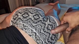 Nevelő fia megtanít kefélni a pici kanapén zaj nélkül, hogy a szüleim ne hallják a nyögéseimet