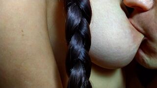 Nevelő fia újra leszopja nevelő anyja mellbimbóit