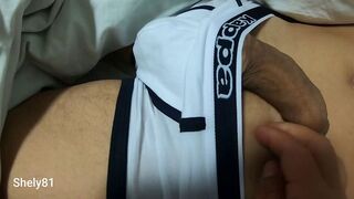 Éjszaka bemászott a szobámba a szállodai lány, hogy megnézze a faszomat és kiverje