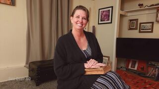 Szívdöglesztő lelkészfeleség elcsábít egy friss házas tinédzsert