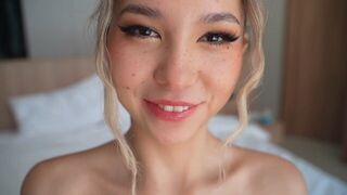 Szexy világos szőke és a szűk lyuka kőkemény dugáson