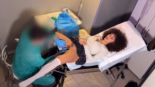 Beleélvez a nőgyógyász a lucskos pinába!