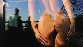 Bombázó fenekű világos szőke Larajuicy egész nap a punciját kufircolja