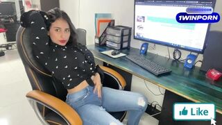 Szexi titkárnő cumizza és megbassza a főnök farkát, amíg a szájába nem élvez - lebukott masztizás közben