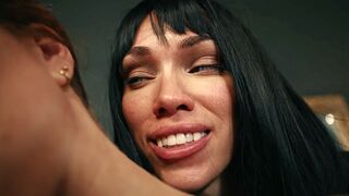 Octokuro vámpírnőként csábít - gyönyörű lesbi vámpír bazinagy mellekkel hipnotizálja sata jonest