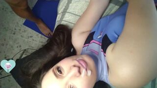 Cumizza a lüktető faszt, hogy telelövi az arcát