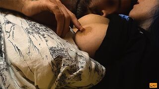 Forró csókok és mellnyalás egy fiatal számára tökéletes bimbókkal