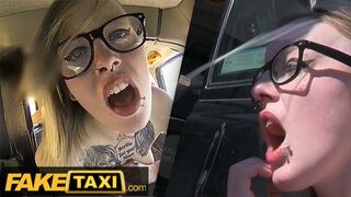 Kitetovált Brit Alt-Modell Szemüvegben Keményen Megkúrva a Fake Taxi Autójában