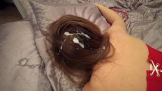 Spriccel a fiatal nőci hajára vad kuffer hancúr után