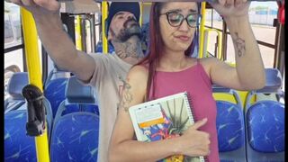 Tinédzser sunát megbassza egy idegen a nyilvános buszban