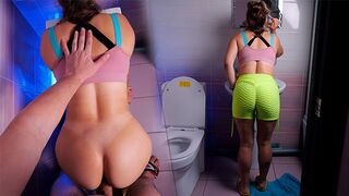 Lotyó tökéletes seggel gyengéden megbasszák a wc-ben!