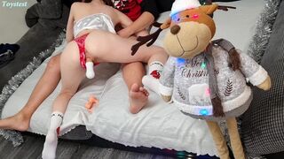 Fiatal amatőr kisasszony megmutatja, hogyan kívánja a vad hármast műdákóval kezdve