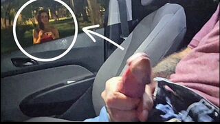 Mutattam a faszomat egy vonzó ismeretlen nőnek a buszmegállóban nyilvánosan!