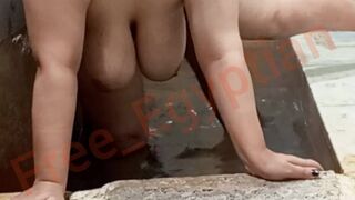 Éjszakai hancúr egy egyiptomi falusi nővel a fürdőben hangos nyögésekkel