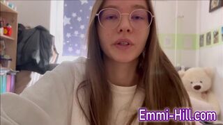 Fiatal lotyó keményen ujjazza magát és spriccel!