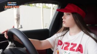 Késésért megbasztam a pizzás lányt, és egy orbitális beleélvezéssel jutalmaztam a punciját
